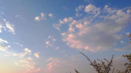 Женщина витает в облаках. Песня тучи как люди. Песня тучи как люди. Летать в облаках. Голубые тучи в голубом.