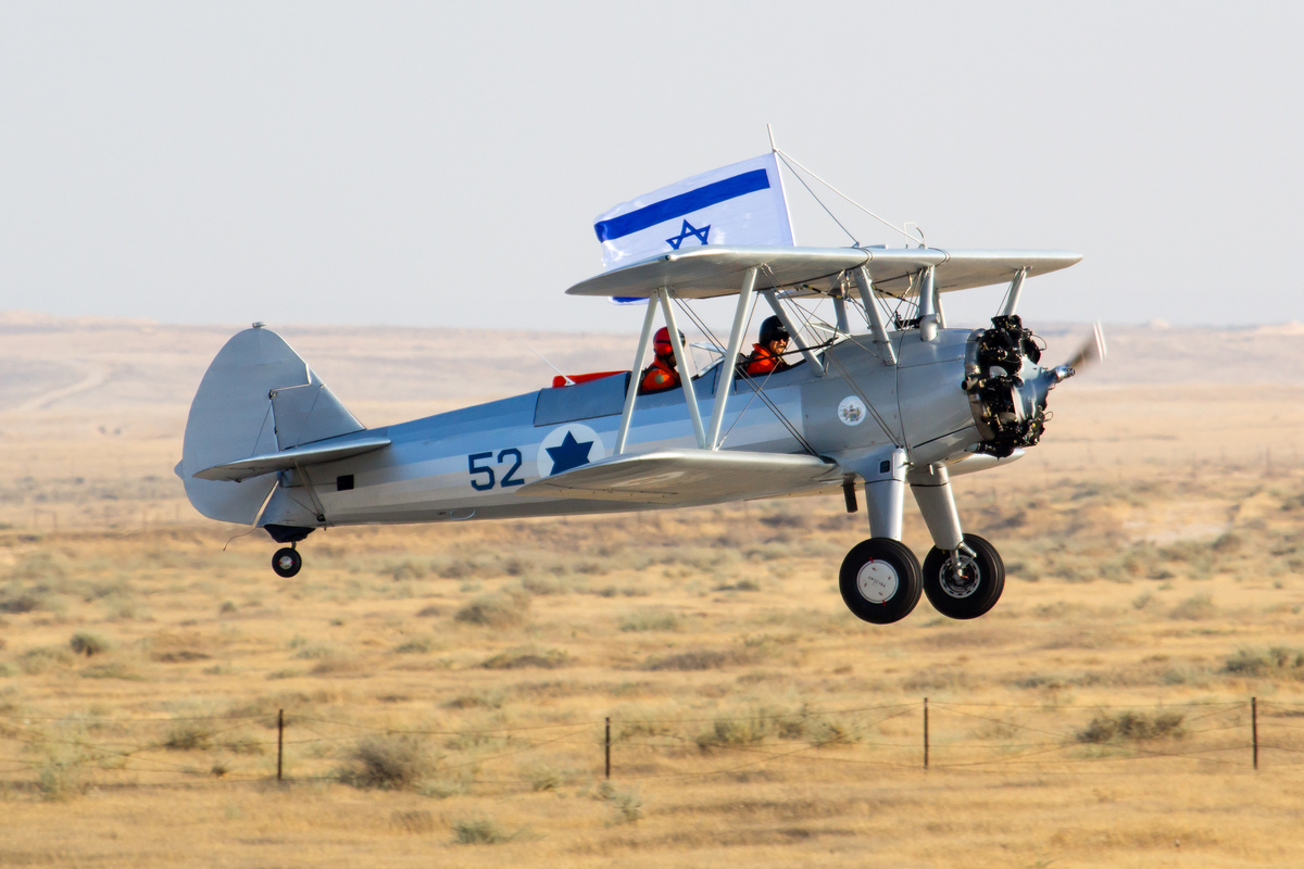 Восстановленный учебный самолет "Boeing Stearman" PT-17 "Kaydet" ВВС Израиля выполняет полет над авиабазой Хацерим во время празднования 68 годовщины независимости страны.