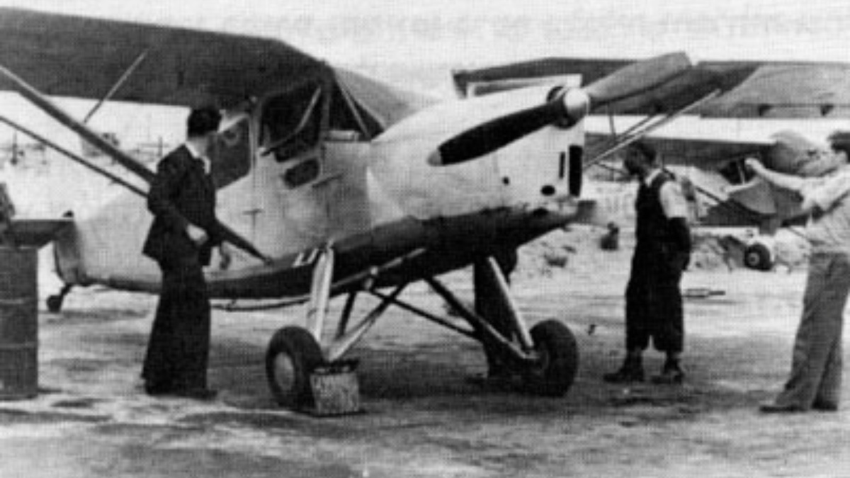 Легкий самолет RWD-13, купленный авиакомпанией "Aviron" в 1938 году. Самолет RWD-13 стал первым боевым самолетом Шерут Авир, с помощью "бортового" пулеметчика с пулеметом "Брен" разогнавшего нападавших на поселение Неватим арабов 17 декабря 1947 года.