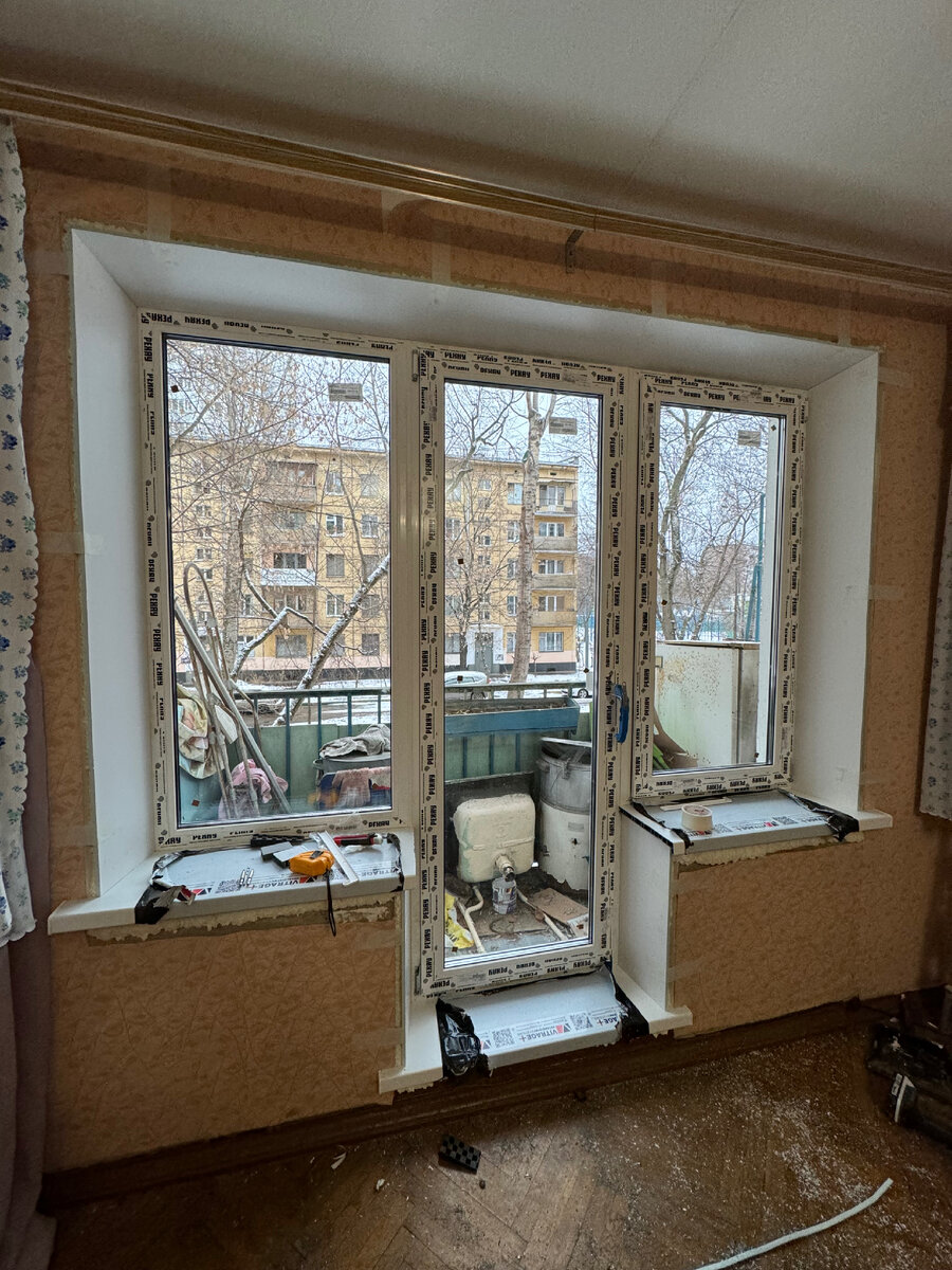 Вставить окно. Демонтаж пластиковых окон. Монтаж окон. Как меняют окна. Как меняют окна.