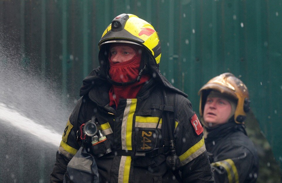 пожарники спасатели. пожарный. профессия пожарный. пожарные россии. пожарный мчс.