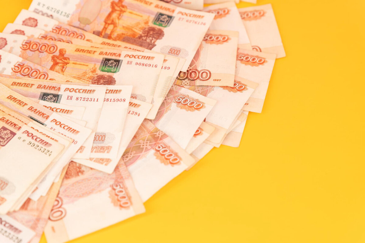 Много купюр. Куча денег. Большие деньги. Два много денег. Два много денег.