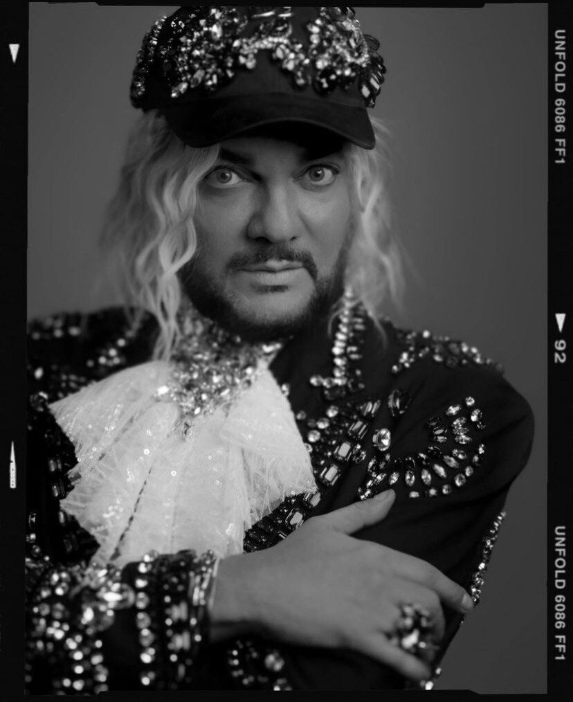 Музыкальный концерт. Бас гитарист на сцене. Музыканты на сцене. Певец со спины. Силуэт человека на сцене.