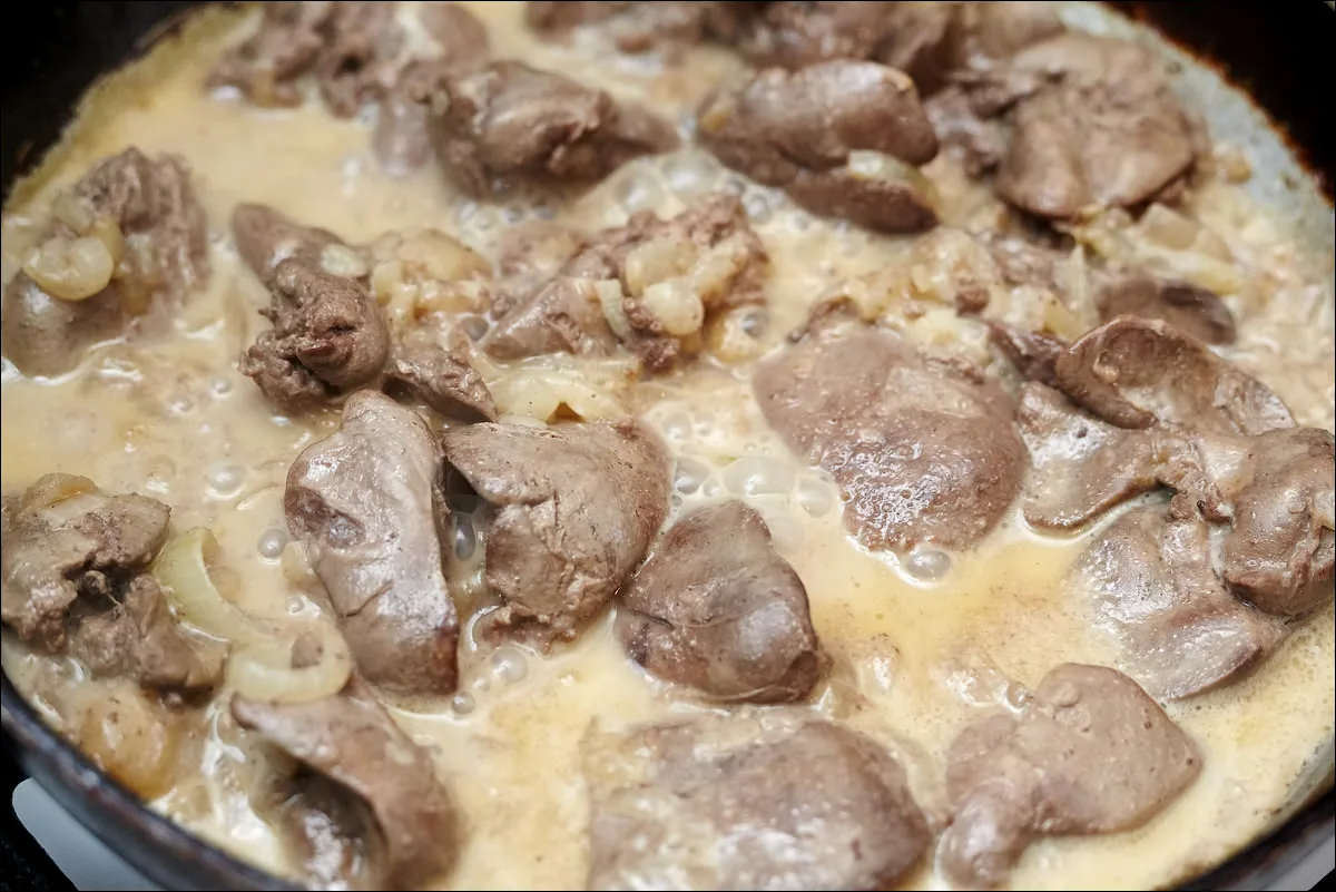 куриные сердечки в сметанном соусе.