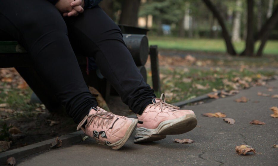 Умственно отсталые дети. Умственно отсталые авторы. Умственно-отсталый человек. Ядерные симптомы умственной отсталости. Умственно отсталые авторы.