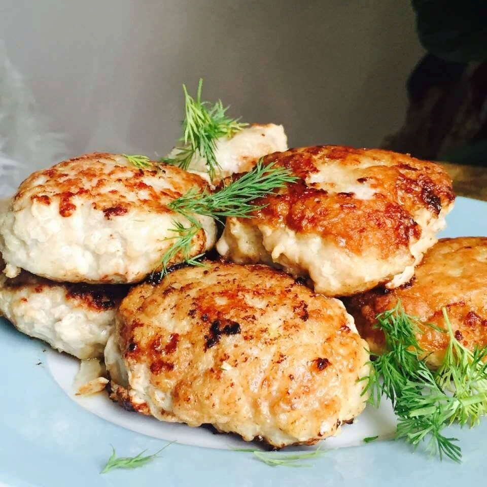 Как сформировать котлеты из фарша. Как сформировать котлеты из фарша. Котлеты из фарша на сковороде. Котлеты для бургера полуфабрикат. Котлеты.