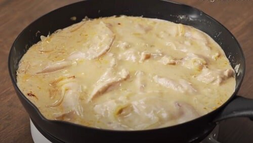 Куриные бедра в сметанном соусе. Куриные бедра со сметаной на сковороде. Куриные бедра с грибами в духовке. Фрикасе из курицы с грибами в сливочном соусе. Тушеные куриные бедра.