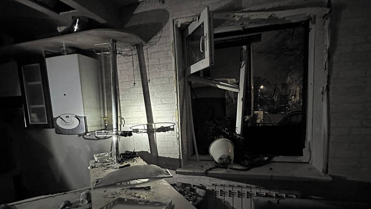 Каждый человек подобен луне имеет свою неосвещенную сторону. Афоризмы об одиночестве среди людей. В жизни обязательно должны быть паузы такие. Человек подобен дроби. Никому не обязан.