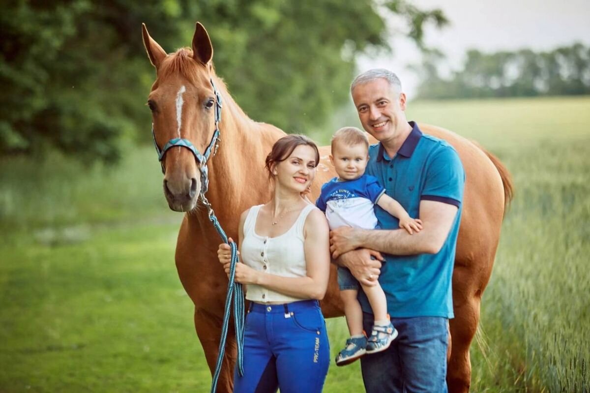 женщина коневод. лошади дикого запада. человек на лошади. всадник скачет на лошади. картинка профессия коневод.