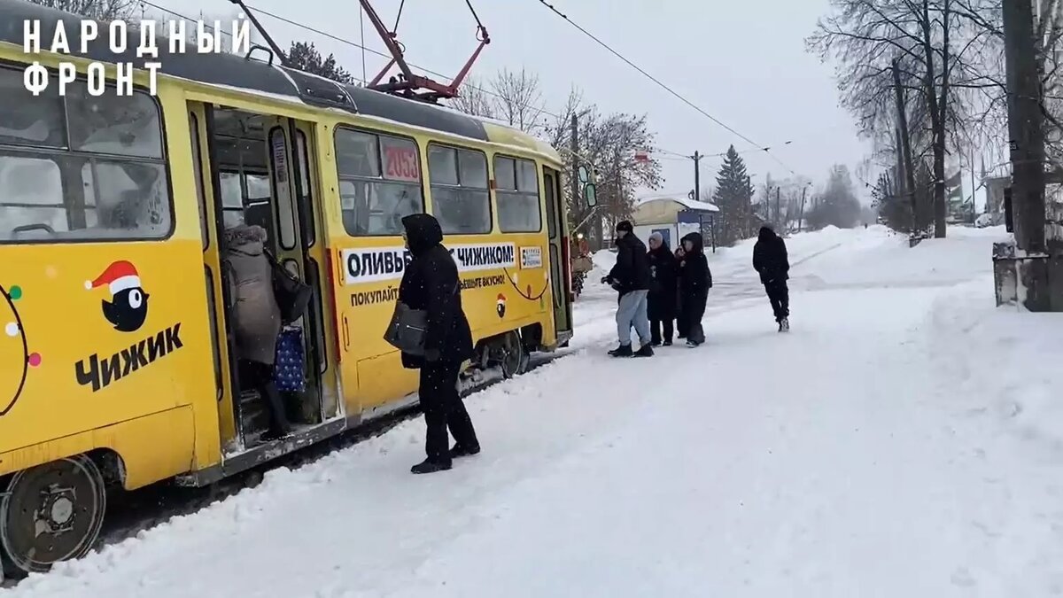     На трамвайной остановке «Загородная» нет и никогда не было остановочного павильона. Администрация Ленинского района Ижевска много лет отказывает жителям в просьбах об его установке.