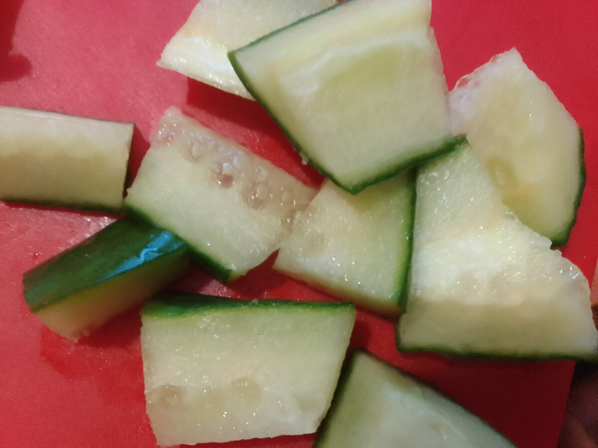 Салат картофельный с огурцами. Салат с картошкой и солеными огурцами. Картошка с огурцами. Жареная картошка с огурцами. Салат картофельный с огурцами.