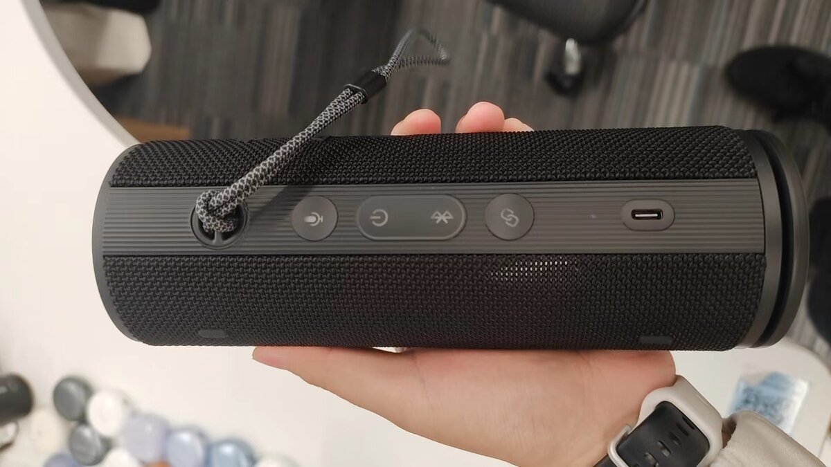 Относительно компактная портативная колонка HONOR Choice Portable Bluetooth Speaker Pro