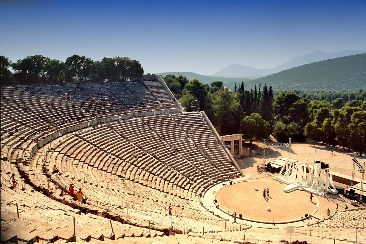 Greek theatre. Античный театр Эпидавр. Амфитеатр Эпидавр Греция. Эпидавр Греция театр. Театр в Эпидавре Греция.