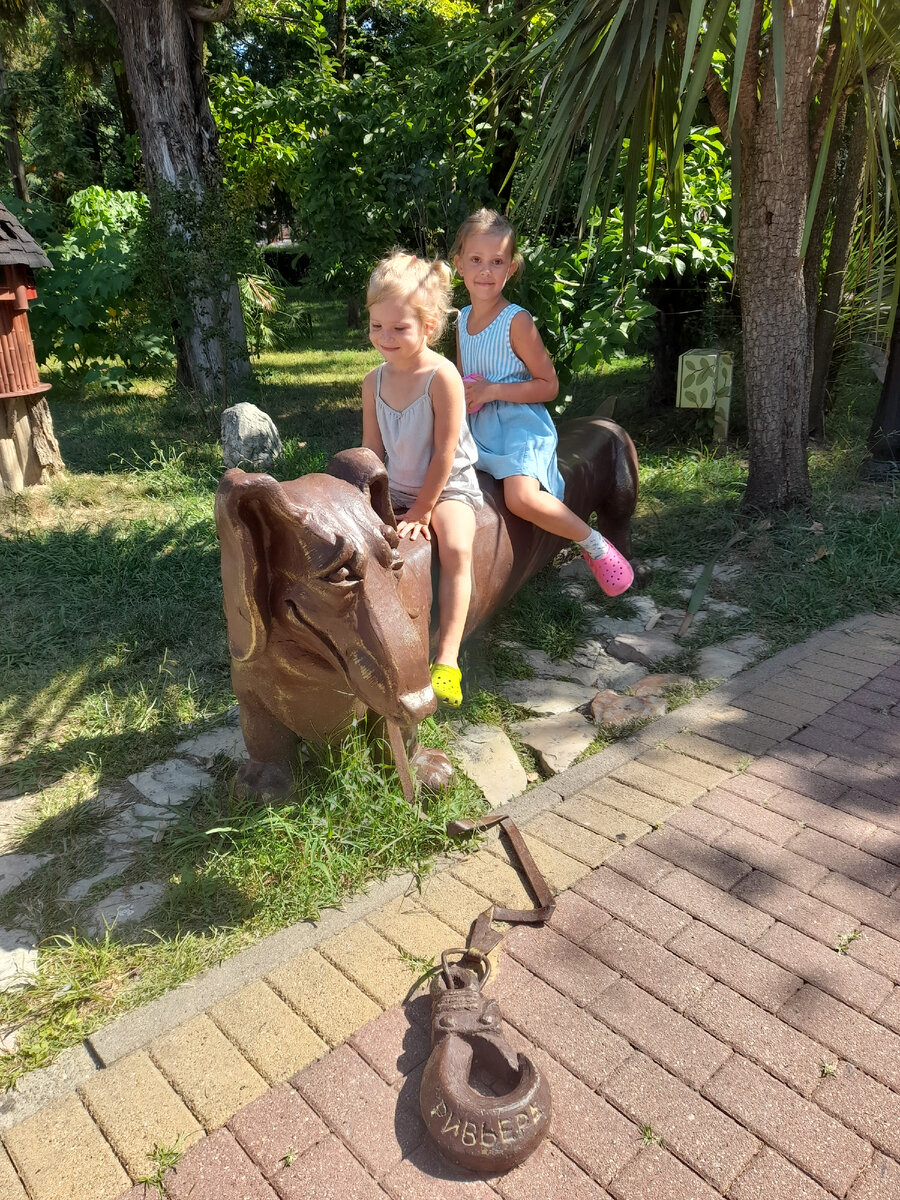 Соседка разрешила. Соседка фильм 2004 элиша катберт. Соседка фильм 2004 обложка. Женщины в домашней обстановке. Соседка разрешила.