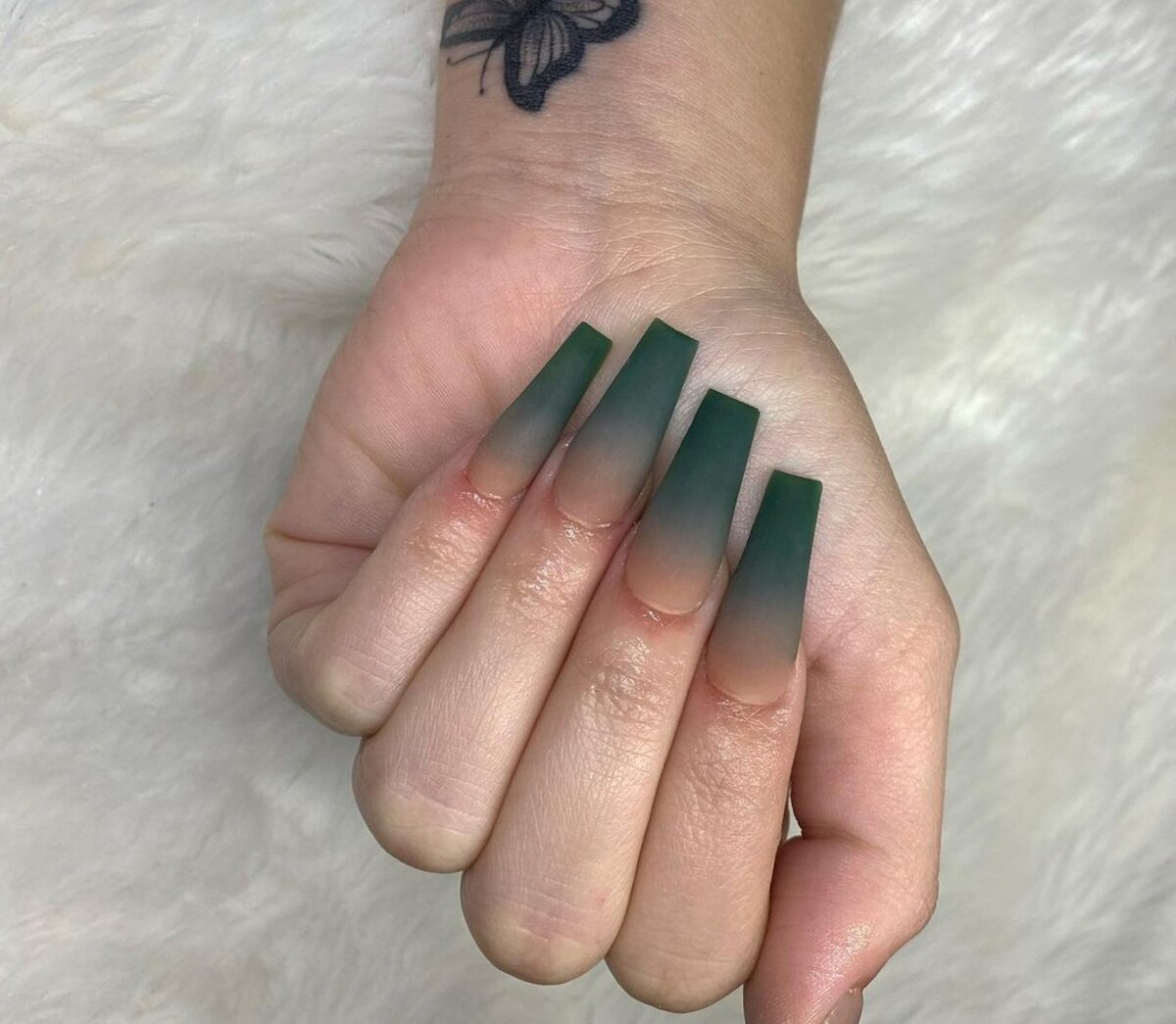 Омбре в бежево-зеленых оттенках из аккаунта Nailsofjackie