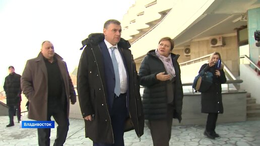 Леонид слуцкий госдума. Леня слуцкий. Леонид слуцкий фото. Тренера слуцкого одевают на рынке. Леня слуцкий.