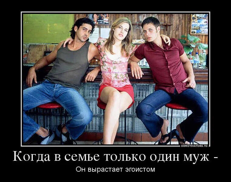 парень в окружении девушек. много бывших парней. много бывших парней. парень в окружении девушек. левушка в окоцжении мужчик.