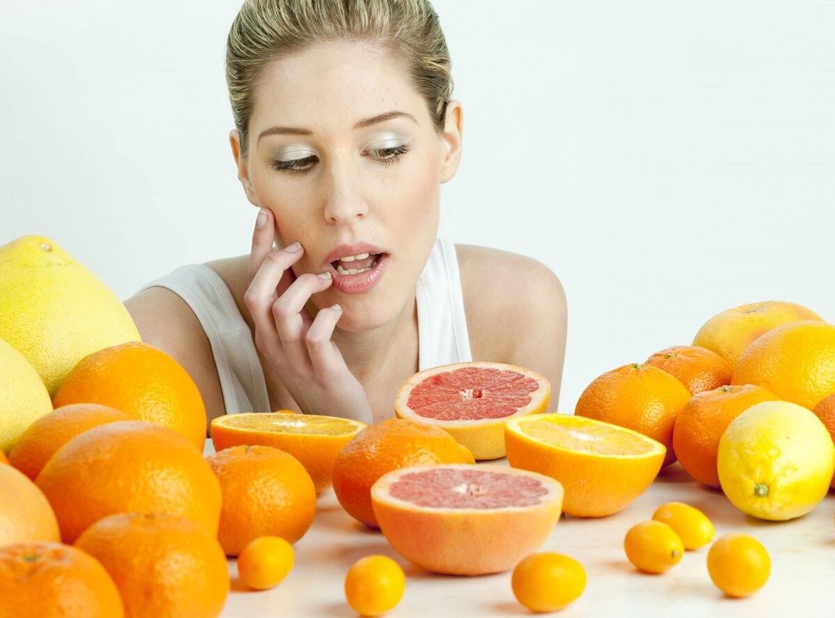 Можно использовать витамин с летом. Девушка с апельсинами. Витамины в апельсине. Витамины для девушек. Девушка ест цитрусовые.