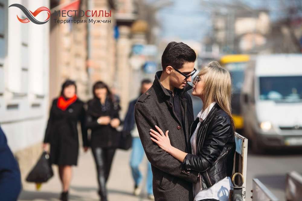 Поцелуй на улице. Девушка провожает парня. Девушка провожает парня. Парень провожает девушку до дома. Девушка провожает парня.