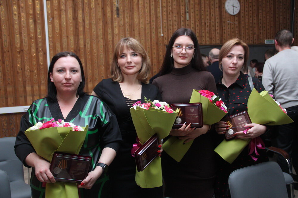 Стройка и строители. Красивые мужики. Мужественная работа. Успех в бизнесе. Мужественная работа.