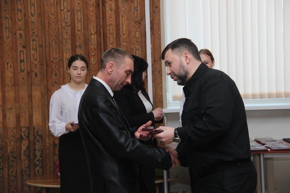 Водители автобусов, медики скорой помощи, работники коммунальных служб ежедневно рискуют жизнями, выполняя свою работу в опасных  районах Донецка, спасая пострадавших во время при обстрелах.-3