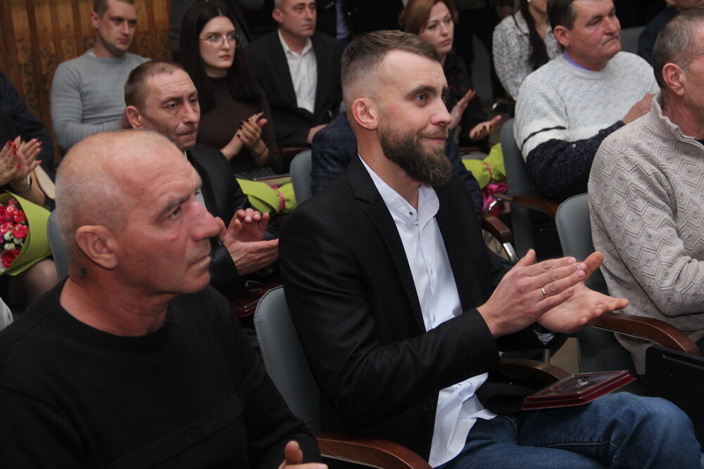 Водители автобусов, медики скорой помощи, работники коммунальных служб ежедневно рискуют жизнями, выполняя свою работу в опасных  районах Донецка, спасая пострадавших во время при обстрелах.-5