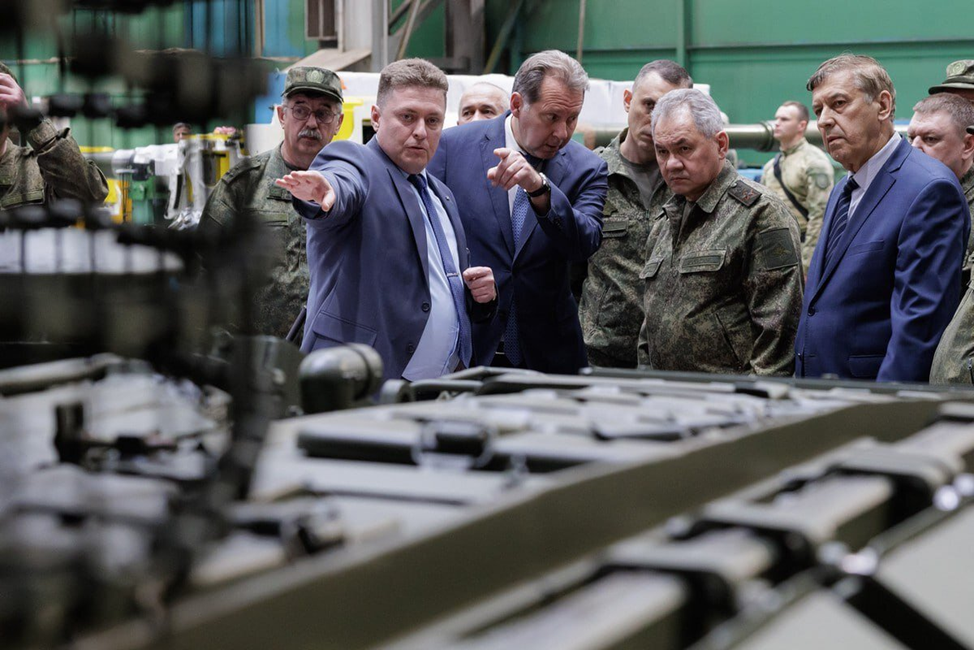 Сборочный завод. Работник завода. Сборочное производство. Кмц череповец тяжмаш. Рабочий на заводе.