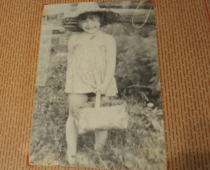 Мне года 3, я с лукошком клубники, которую сама и собирала.