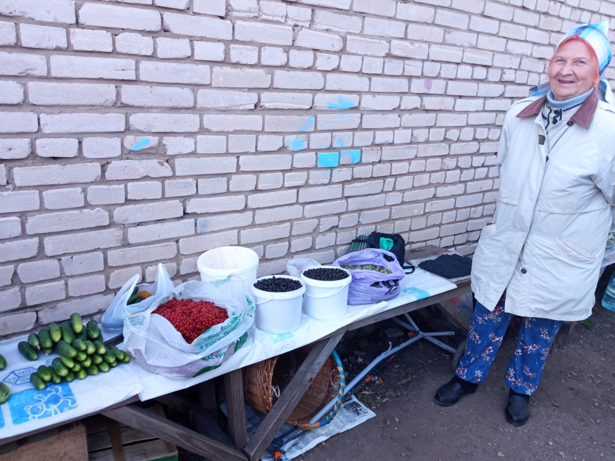 Покупаю ягоды у бабушек на рынке. Лето 2023.