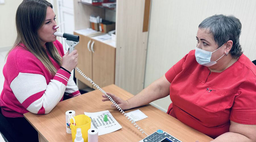 Для пациентов, которые переболели коронавирусом проводится углублённая диспансеризация, где помимо стандартных процедур пациентам измеряют дыхательную функцию, уровень кислорода в крови, обследуют на наличие признаков тромбообразования. Фото предоставлено ДИП СО