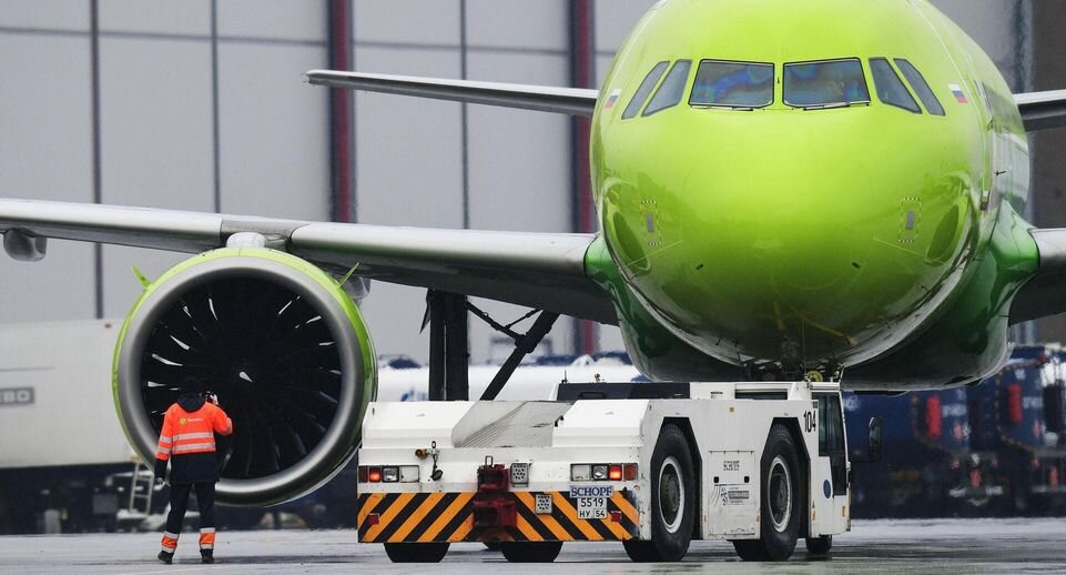 Информационное табло в аэропорту. Табло рейсов в аэропорту домодедово. Вылета авиакомпании. Домодедово вылет международные рейсы табло. Аэропорт домодедово вылет.