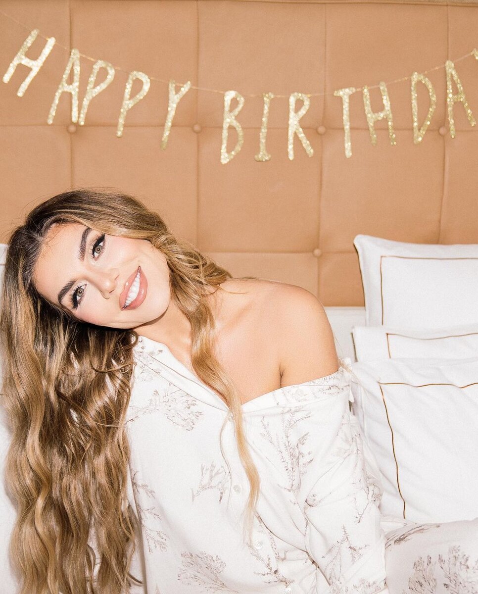 Кто, как не наши звёзды, так любит публиковать снимки в различных геолокациях и позах?-3