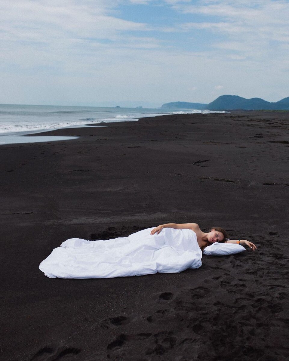 Кто, как не наши звёзды, так любит публиковать снимки в различных геолокациях и позах?-16