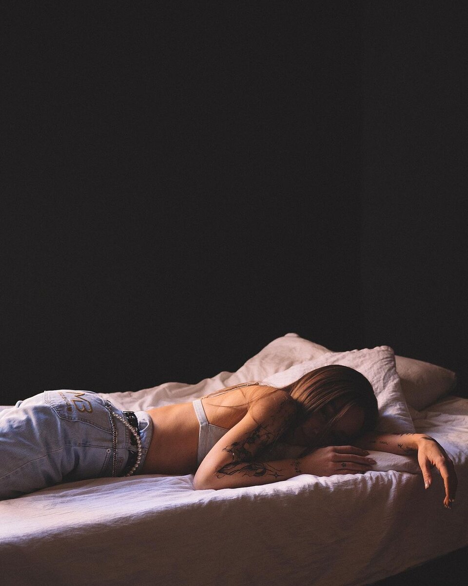 Кто, как не наши звёзды, так любит публиковать снимки в различных геолокациях и позах?-21