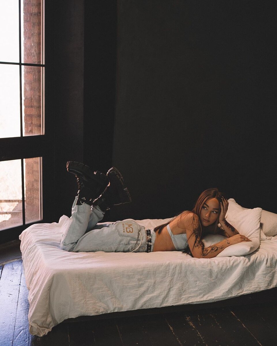 Кто, как не наши звёзды, так любит публиковать снимки в различных геолокациях и позах?-22