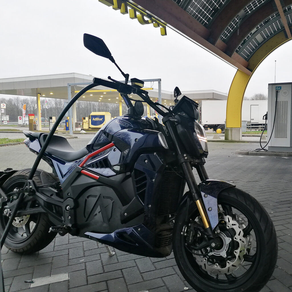 54 км ч в м с. поезд двигается равномерно со скоростью 141 км. км в час в метры в секунду. скорость км/ч. скорость м/с.