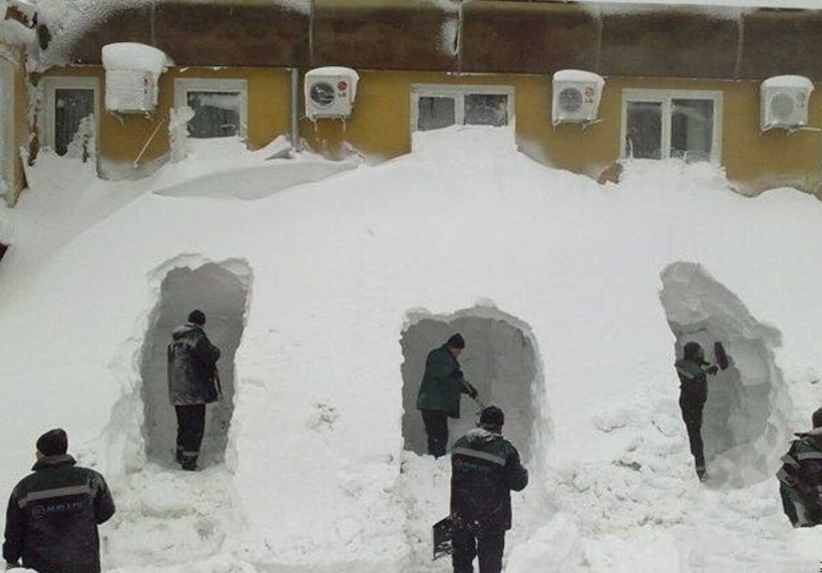 Сугробы на дверь. Много снега. Занесло снегом. Много снега прикол. Дом занесло снегом.