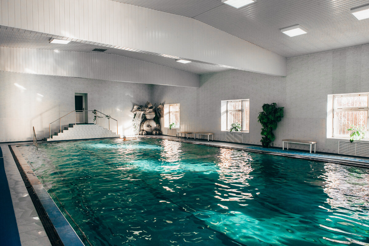 Крытый бассейн в Загородной резиденции санатория "Лаба"