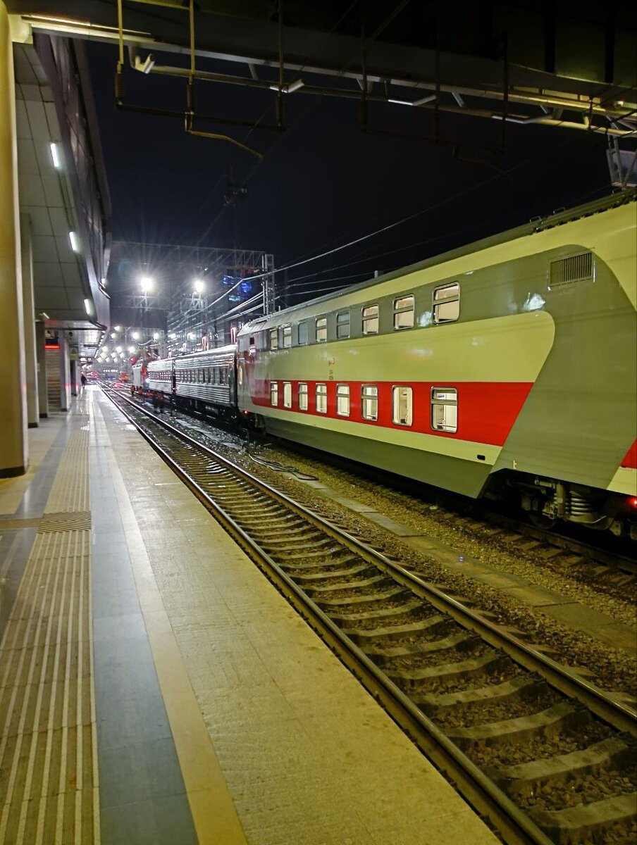 2-х этажный вагон ржд. где лучше ехать в двухэтажном поезде. где лучше ехать в двухэтажном поезде. двухэтажный вагон 2р. двухэтажный вагон ржд внутри.