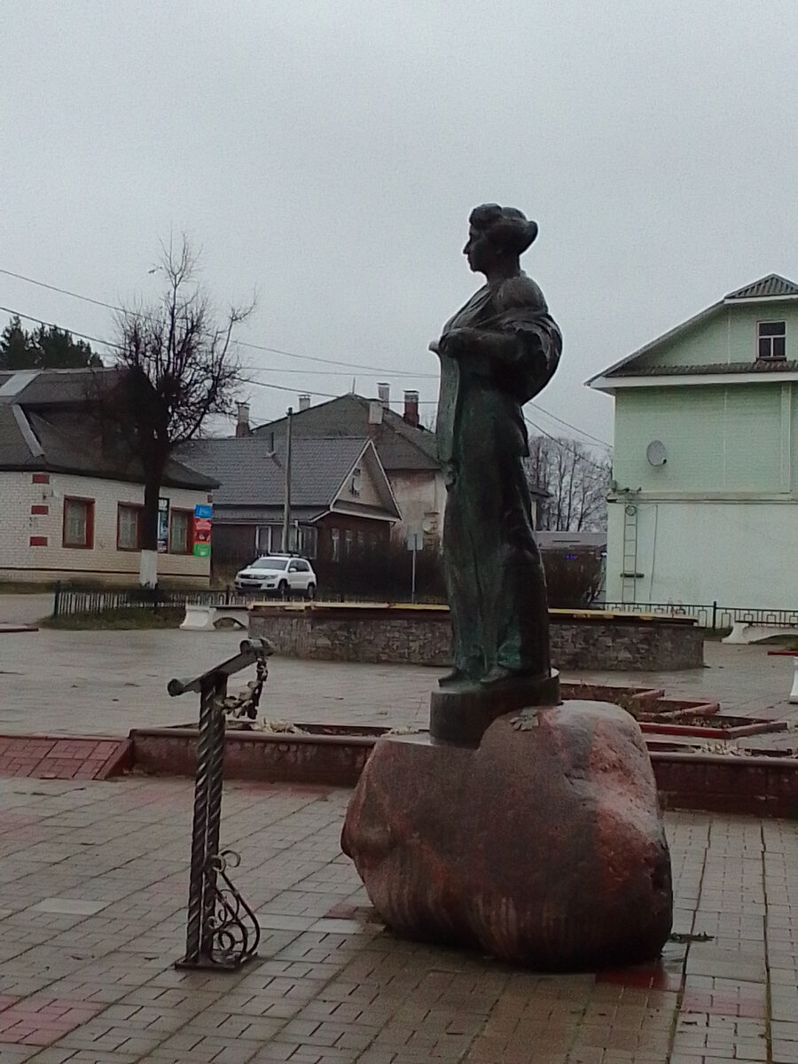 На главной площади городка