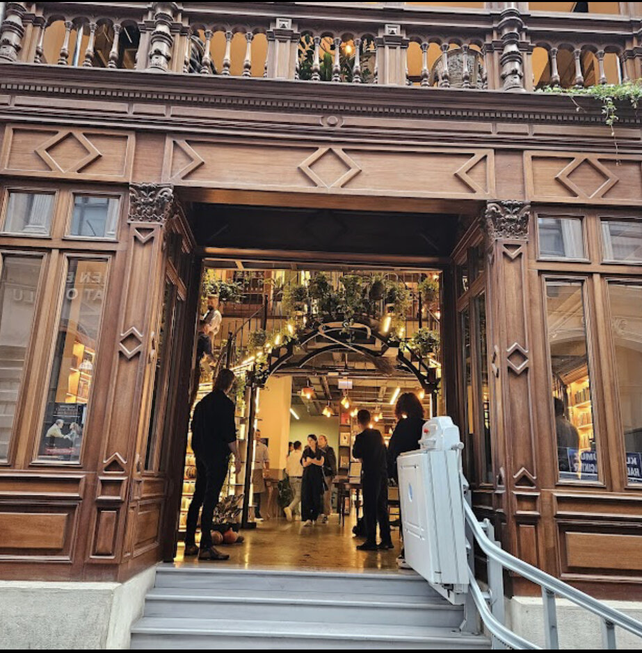 Вход в кофейню-книжный магазин «Minoa pera» в Beyoğlu  (место находится недалеко от проспекта İstiklal и совсем рядом от станции метро “Şişhane”) 