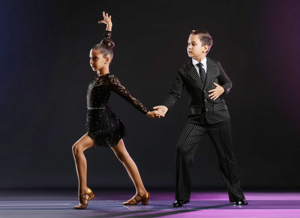 дети танцуют в садике. спортивные бальные танцы дети. классический танец дети. детские танцы. танцы для девочек.