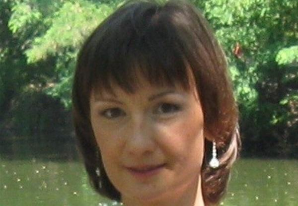 надпись долгих лет жизни. веселые пенсионеры. мужчина и женщина в возрасте. здоровые пожилые люди. пожилая пара смотрит фотографии.