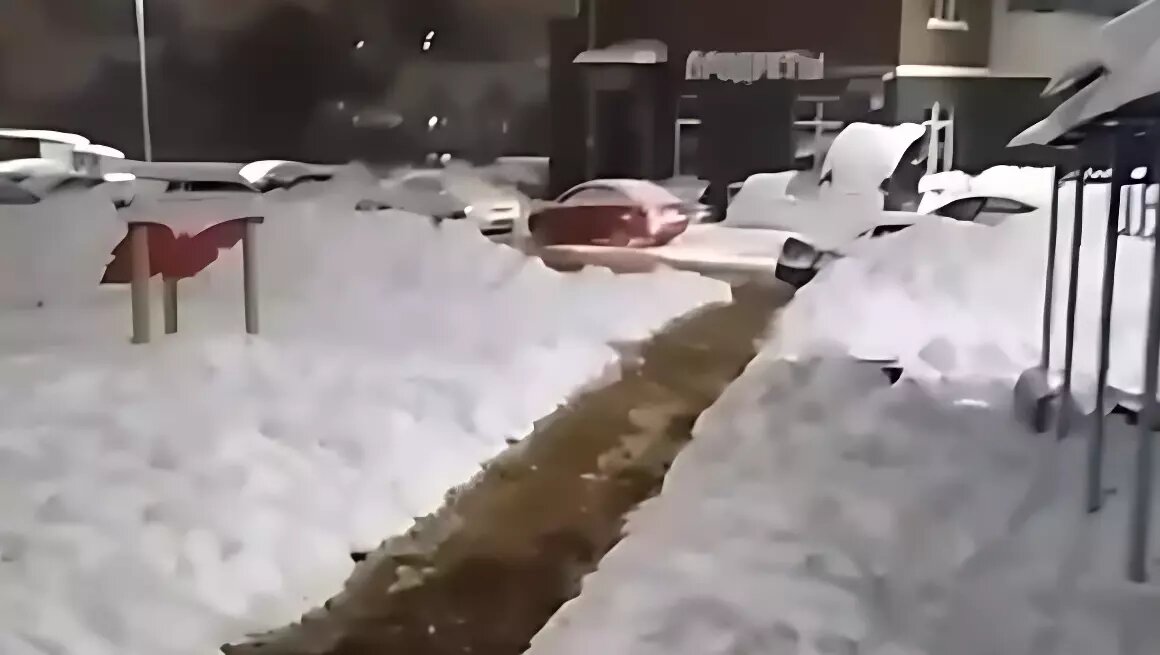     В соцсетях очевидцы сообщили о том, что на улице Клубной в Ижевске образовался настоящий потоп из-за аварии на сетях.