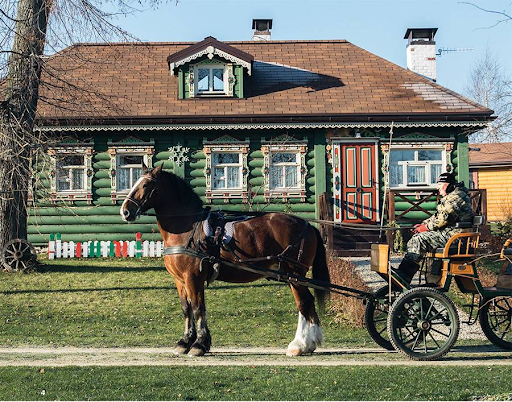 Так дом выглядит снаружи. Все фотографии сделаны Михаилом Степановым