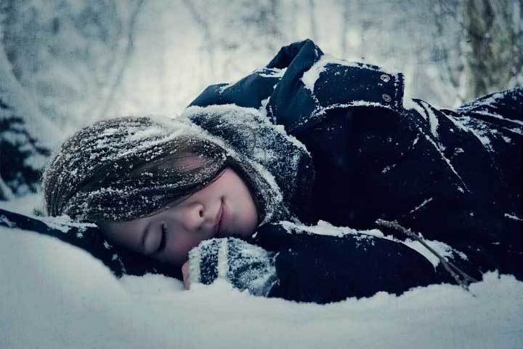Спи пока снег. Девушка лежит на снегу. Снег лежит. Девушка под снегом. Замерзшая девушка.