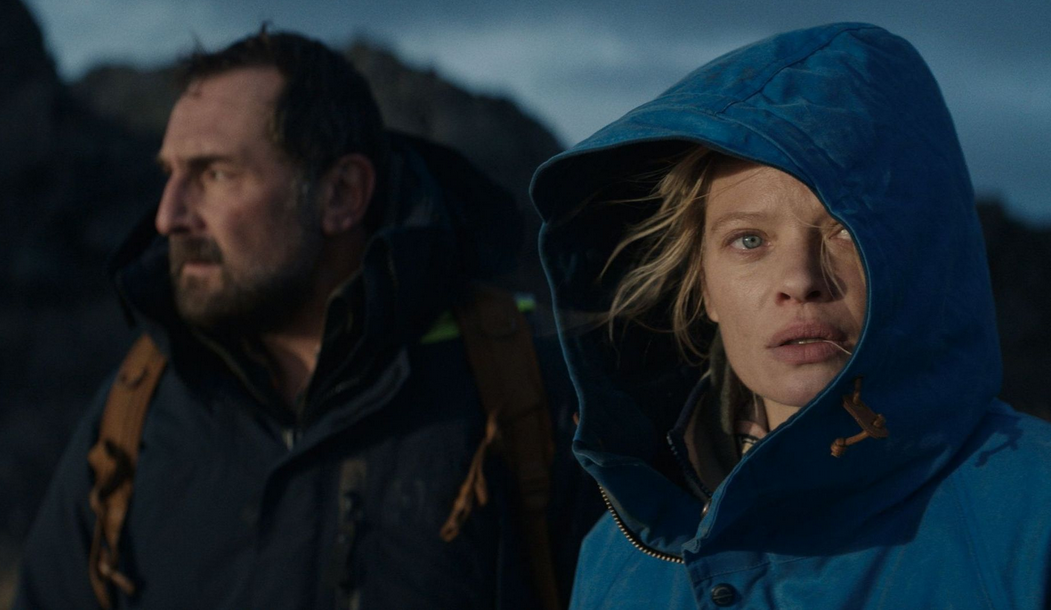 Интересные триллеры. Крутые захватывающие триллеры. Невидимый гость фильм 2018. Барри пеппер капкан 2019. Дэвид мазоуз фильм тьма.