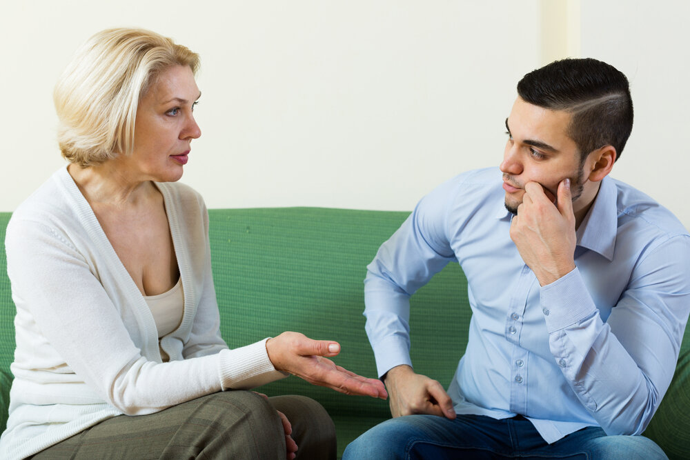 женщина с ребенком. фотосессия со взрослым сыном. мама и взрослый сынсын. мама и взрослые дети. взрослый мужчина с мамой.