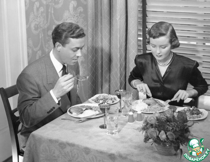 Мужчина и женщина за роялем. Женщина за столом у окна. Парень и девушка сидят за столом. Ресторан с посетителями. Она она люди у стола.