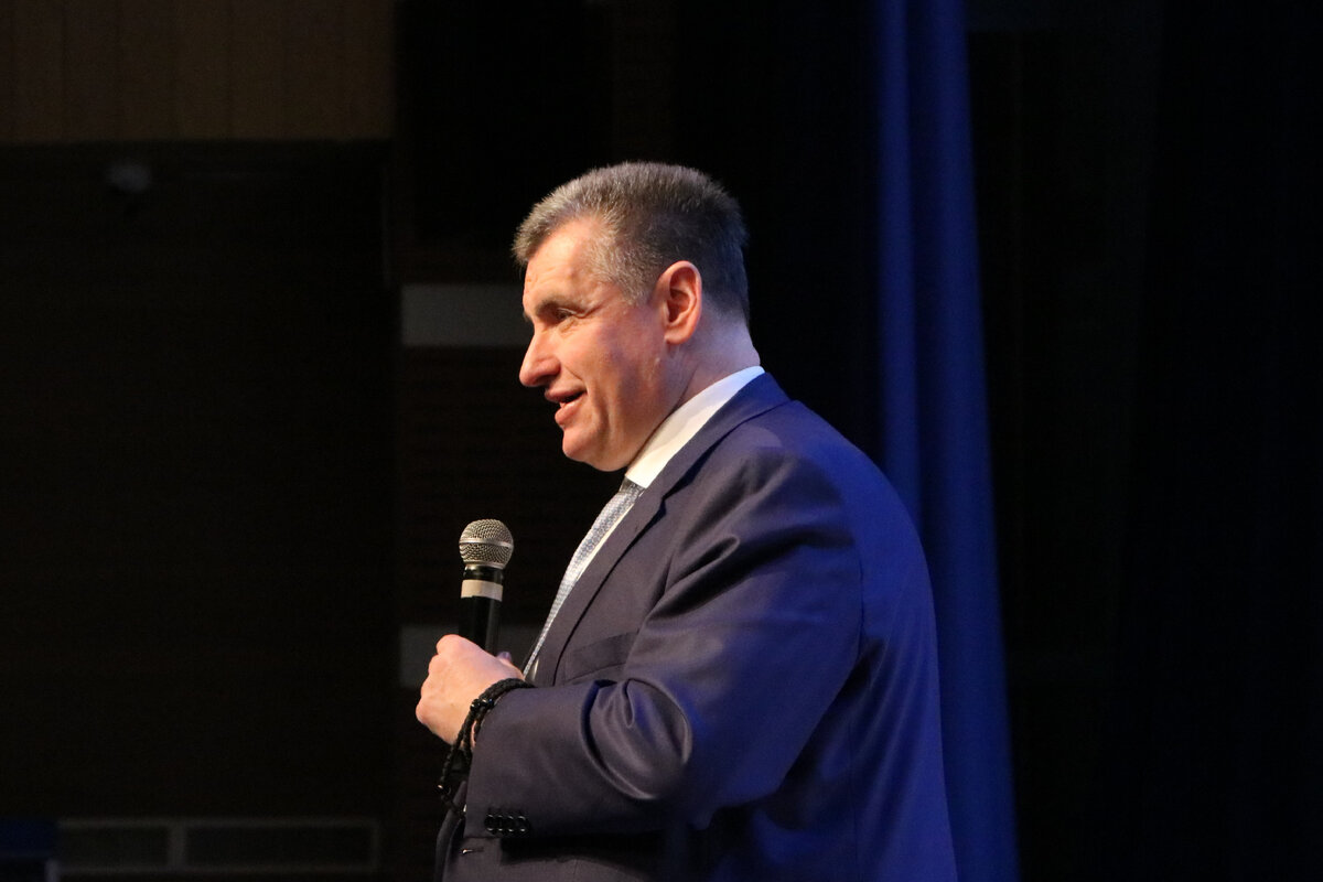 Этапы эволюции взаимоотношений центра и регионов. Федеральные округа российской федерации и их центры. Уровень бедности 2020 год по субъектам. Экономические регионы россии. Территориально-административное деление россии карта.